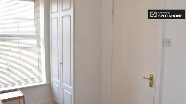 Twin room in 4-bedroom apartment in Stoneybatter, Dublin - Photo 1