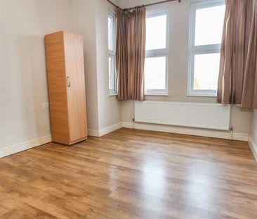 3 bedroom flat to rent - Photo 6