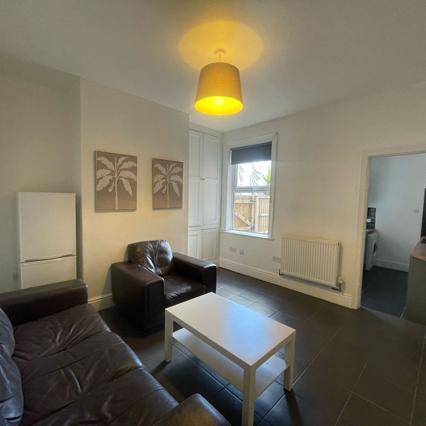 Experience the charm of this well-maintained, furnished mid-terraced house in Farm Street, Derby. With four double bedrooms and two bathrooms, this property is perfect for 4 professional sharers or families. Don't miss out on this exceptional opportunity in a prime Derby location. - Photo 1