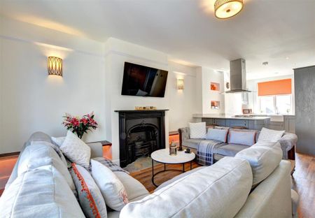 4 bedroom flat to rent - Photo 3
