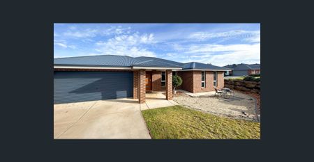 Stylish Family Retreat Steps from Local Amenities - Photo 2