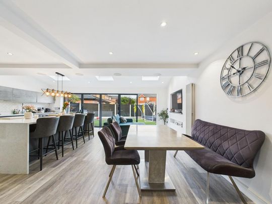 4 bedroom detached house to rent - Photo 1