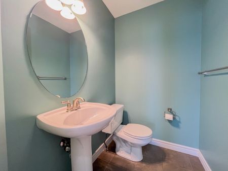 Spacious 5 Bed 4 Bath Home In South Terwillegar | Double Garage | Fire Pit - Photo 3