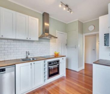 Soaked in Sunshine, Beautiful 3 bedroom home for r - Photo 3