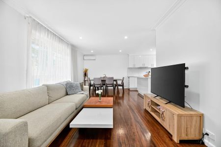 Spacious Ground-Floor Living with Courtyard Comfort - Photo 2