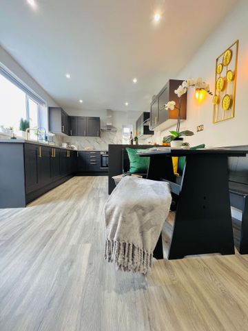 Stunning rooms in centrally located property close to hospital Bedroom 5 - Photo 2