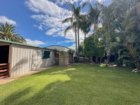 Spacious Home with 5 Bedrooms & Multiple Living Areas - Photo 2