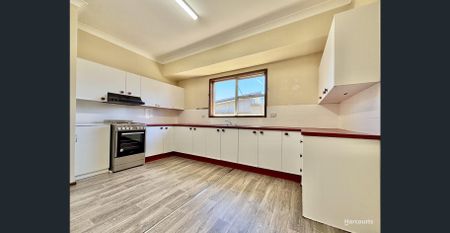 LOVELY SPACIOUS AND CONVENIENT 3 BR VILLA WITH GARAGE FOR RENT. AVAILABLE NOW... - Photo 3