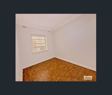 RENOVATED ART DECO ONE BEDROOM APARTMENT - PRIME LOCATION! - Photo 2