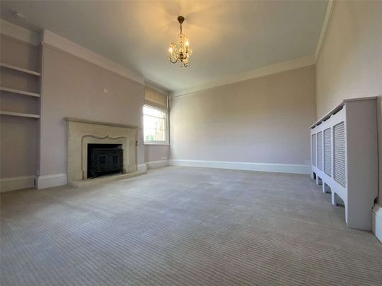 Handsome Georgian/Victorian Farmhouse in the village of Alderminster. - Photo 1