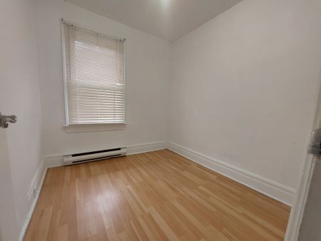 For Lease - 2143 Gerrard Street Unit# Upper, Toronto, Ontario - Photo 5