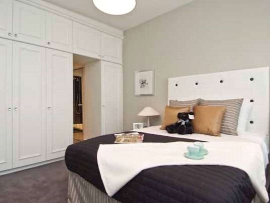 A bright and spacious third floor flat - Photo 1
