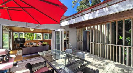 Charming Two-Storey 3-Bedroom Home in Palm Beach – $875/week - Photo 3