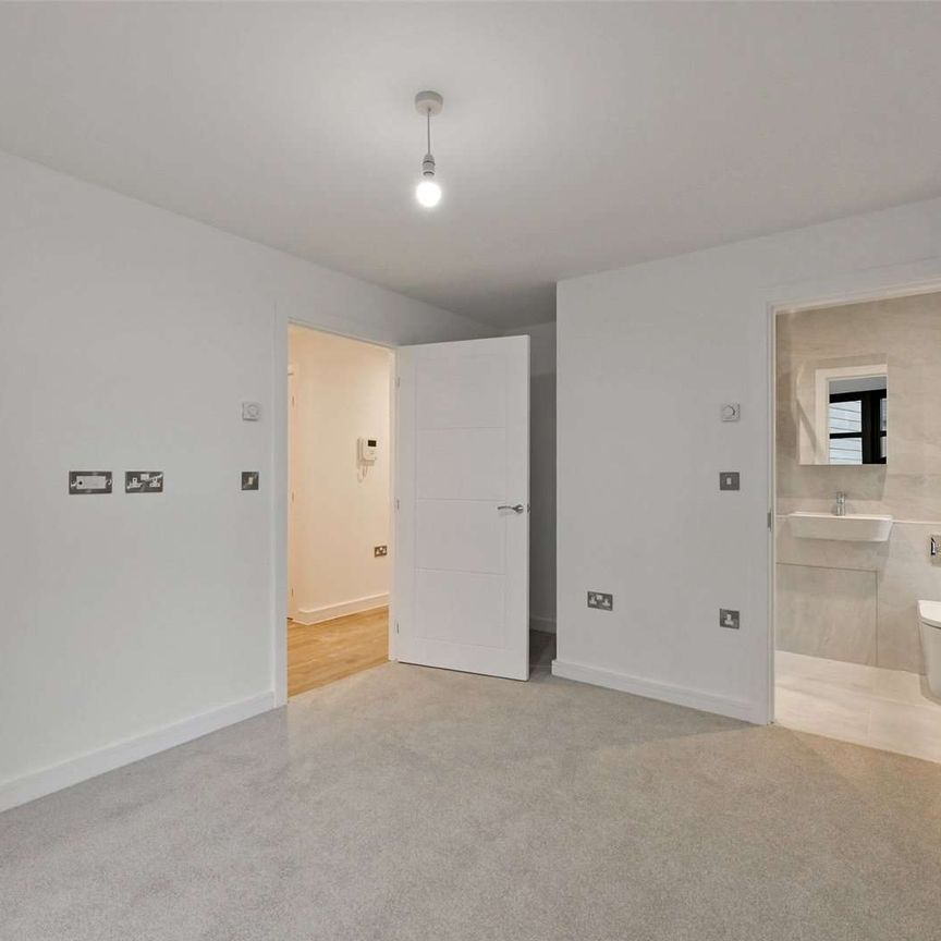 Modern newly built two bed apartment offering light, modern interiors in a sought after location. - Photo 1