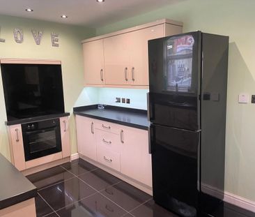 2 bedroom end of terrace house to rent - Photo 4