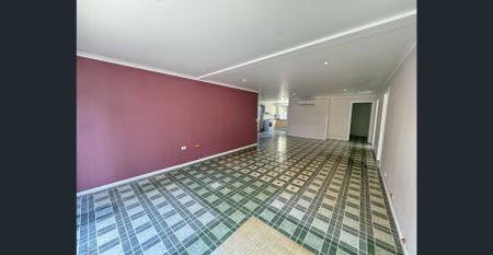 Conveniently located in the heart of Hyde Park, - Photo 3