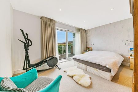 A beautiful mews property with a private garden to rent in Battersea, SW11. - Photo 5