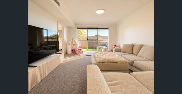 Light-Filled Two-bedroom apartment with resort facilities and exceptional convenience - Photo 1