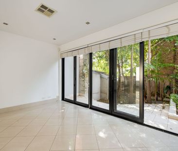 Immaculate contemporary split-level townhouse - Photo 3