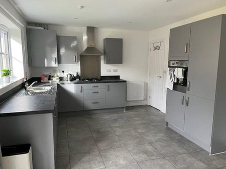 3 bedroom semi-detached house to rent - Photo 5