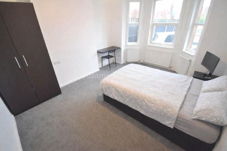 4 bedroom semi-detached house to rent - Photo 5