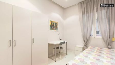 Double bed in Room in a shared 5-bedroom apartment for rent in Arapiles - Foto 5