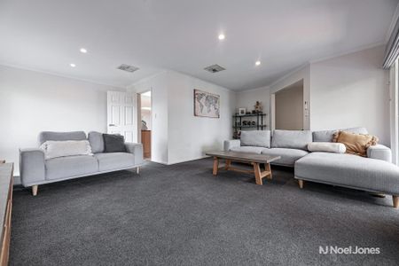 9 Jonathan Close, BAYSWATER - Photo 2