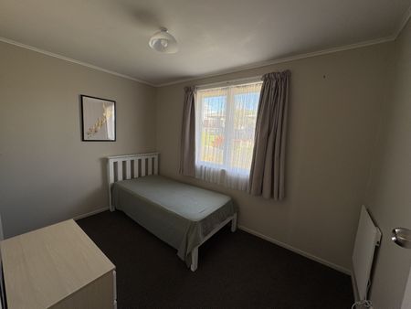 Tidy 3-Bedroom Home with Great Indoor-Outdoor Flow - Ngongotaha - Photo 4