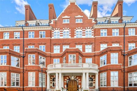 Superb three bedroom apartment situated on the second floor of a beautifully maintained portered building in the heart of Knightsbridge with secure underground parking. - Photo 3