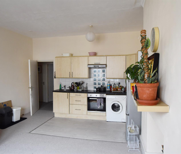 2 Bed Flat - Purpose Built - Photo 3