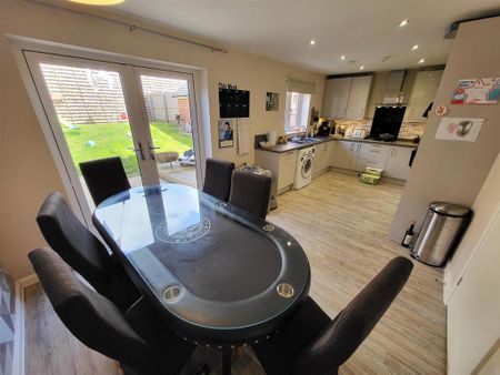 4 bedroom detached house to rent - Photo 2