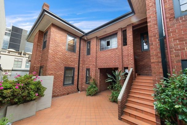 Spacious first floor apartment - Photo 1