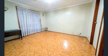 Family Comfort Meets Court-Side Charm in Kings Park! - Photo 2