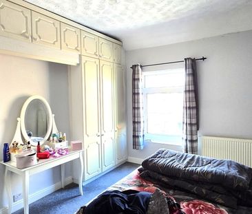 2 bedroom mid terrace to let - Photo 6