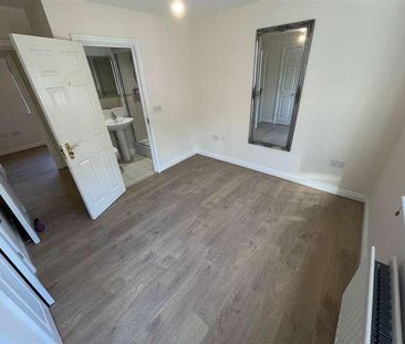 Recently Renovated Bedroom Bathroom Ground Floor Apartment - Mill H... - Photo 6