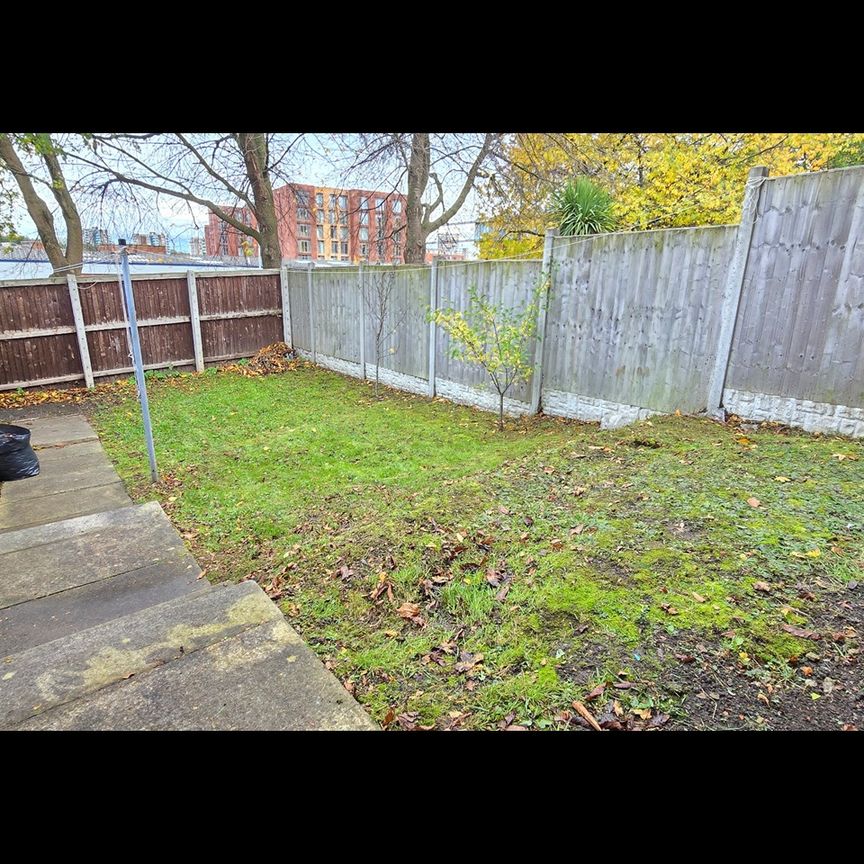 3 Bed Terraced House, Lovell Park View, LS7 - Photo 1