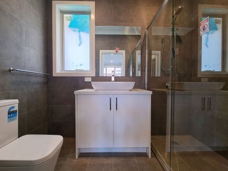 Luxurious Townhouse in Prime Location - Photo 5