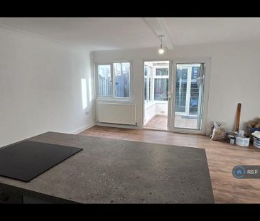 4 bedroom end of terrace house to rent - Photo 4