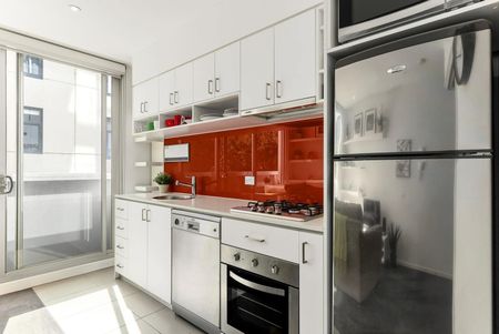 Light-Filled South Yarra Living Moments from Chapel Street - Photo 2