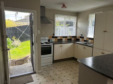 Family home with fruit bearing trees. - Photo 2