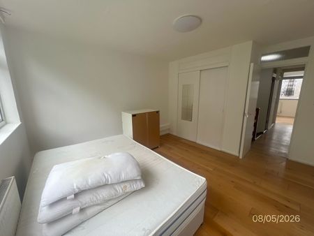 1 Bed Semi-Detached House, Nigel Mews, IG1 - Photo 4