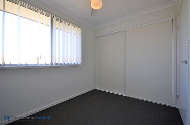 Modern three bedroom unit, close to amenities. - Photo 1