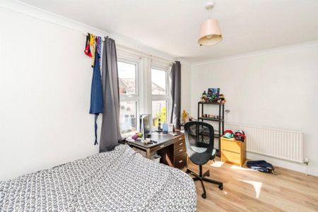 4 bedroom semi-detached house to rent - Photo 5