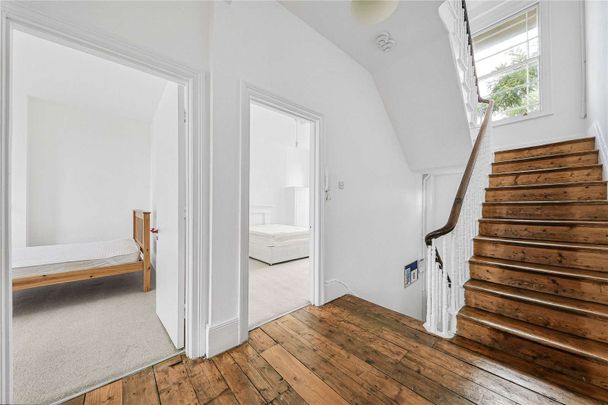 SHARER FRIENDLY - A split-level three bedroom, two bathroom apartment within this period conversion. - Photo 1