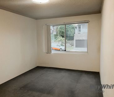 Sunlit Two Bedroom Apartment With Lock-Up Garage - Photo 5