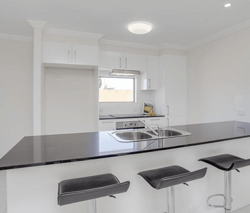 Spacious 3 bedroom 2.5 bath townhouse in the heart of Lawnton. - Photo 6