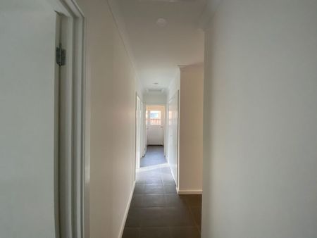 Modern 4 Bedroom Home - Photo 3
