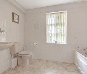 6 bedroom detached bungalow to rent - Photo 2