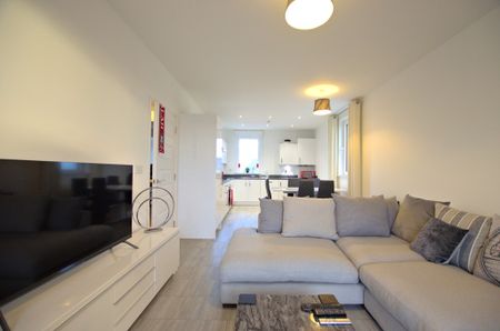 A modern presented, top floor, two bedroom apartment on the popular Trumpington Meadows development providing excellent access to Cambridge City Centre, Addenbrookes Hospital and the train station. - Photo 2