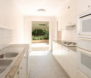 Spacious Townhouse with Private Courtyard & Double Garage - Photo 3